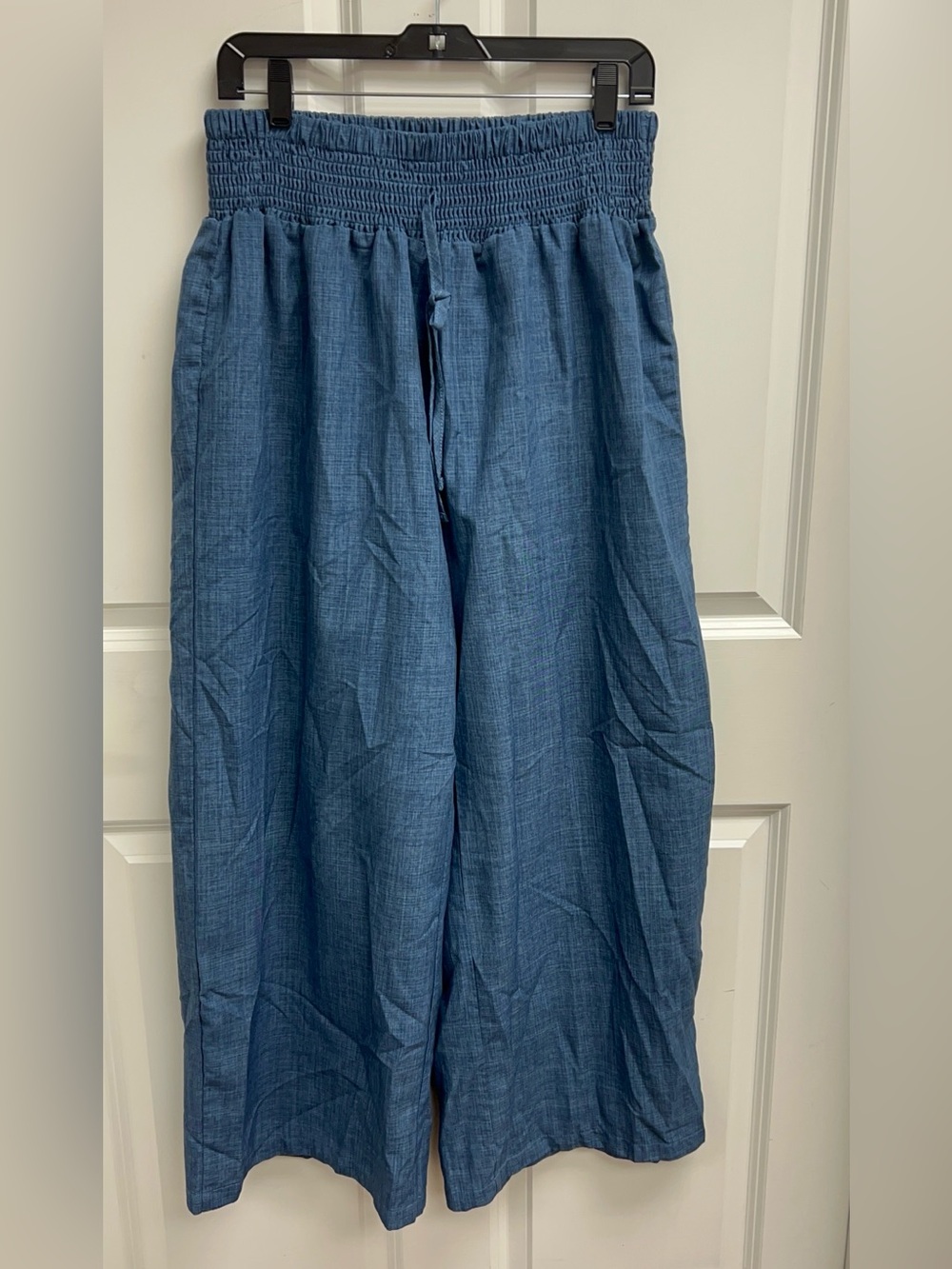 Wide-leg Blue pants feature a comfortable shirred elastic waist Size XL